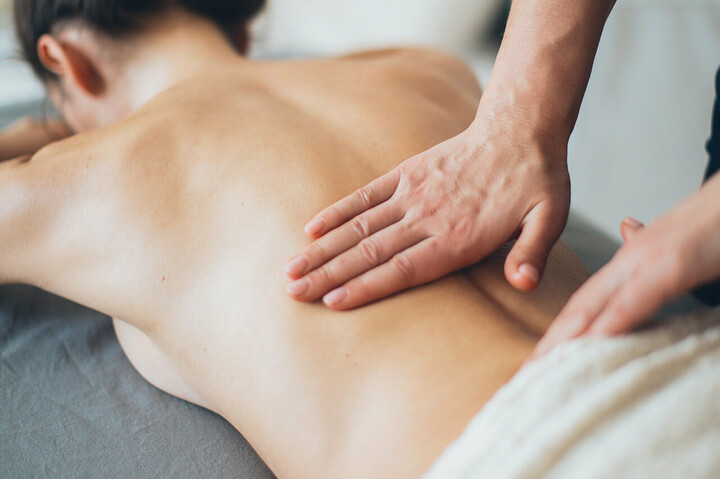 Rueckenmassage-Cosmeticum-Meilenstein